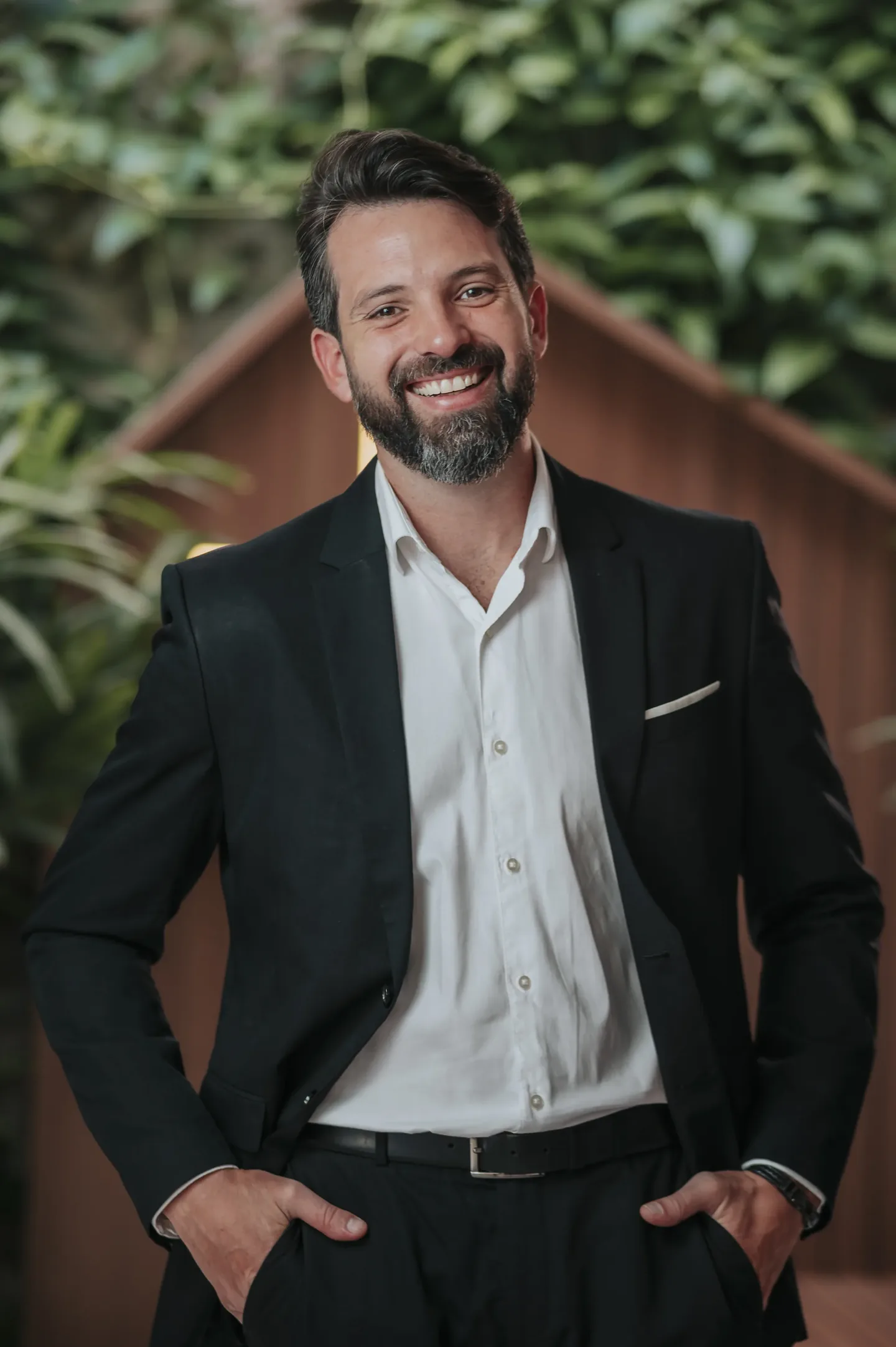 Dr. Guilherme Lobo em retrato contemplativo